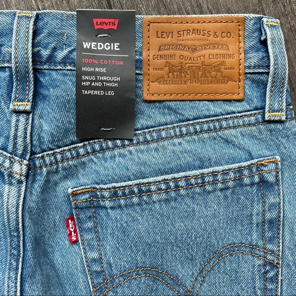 *SOLD* NWT Levi’s Wedgie Tapered Leg jeans - Picture 3 of 8